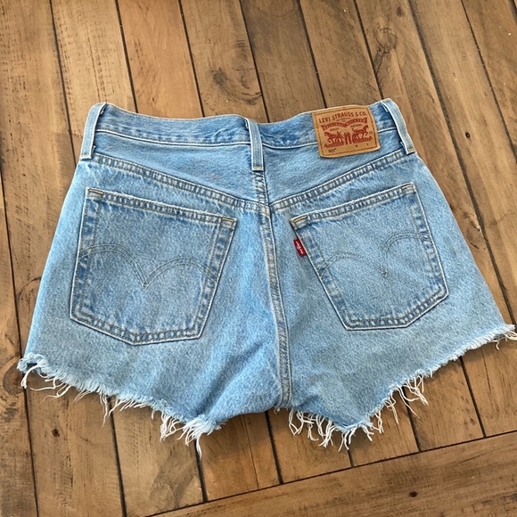 Levi’s 501 Shorts - Picture 2 of 2